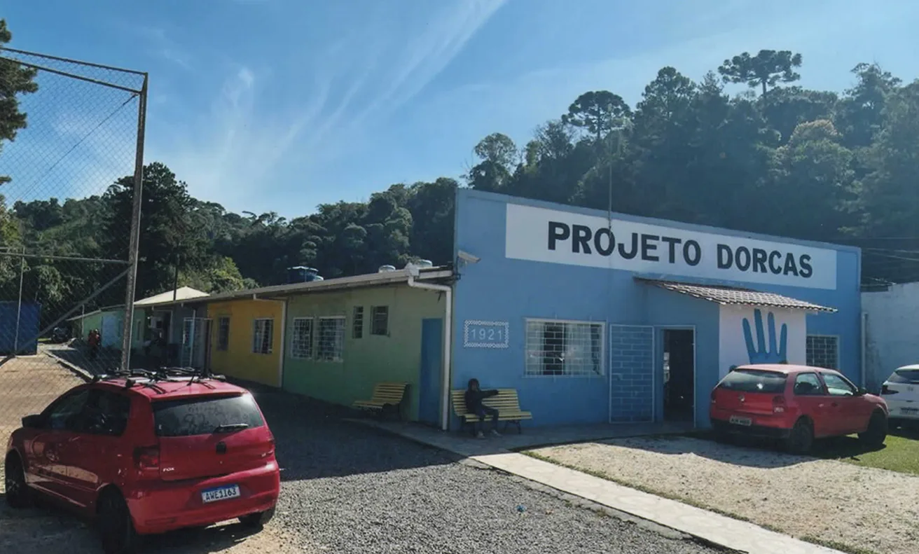 Grupo de crianças atendidas pelo Dorcas