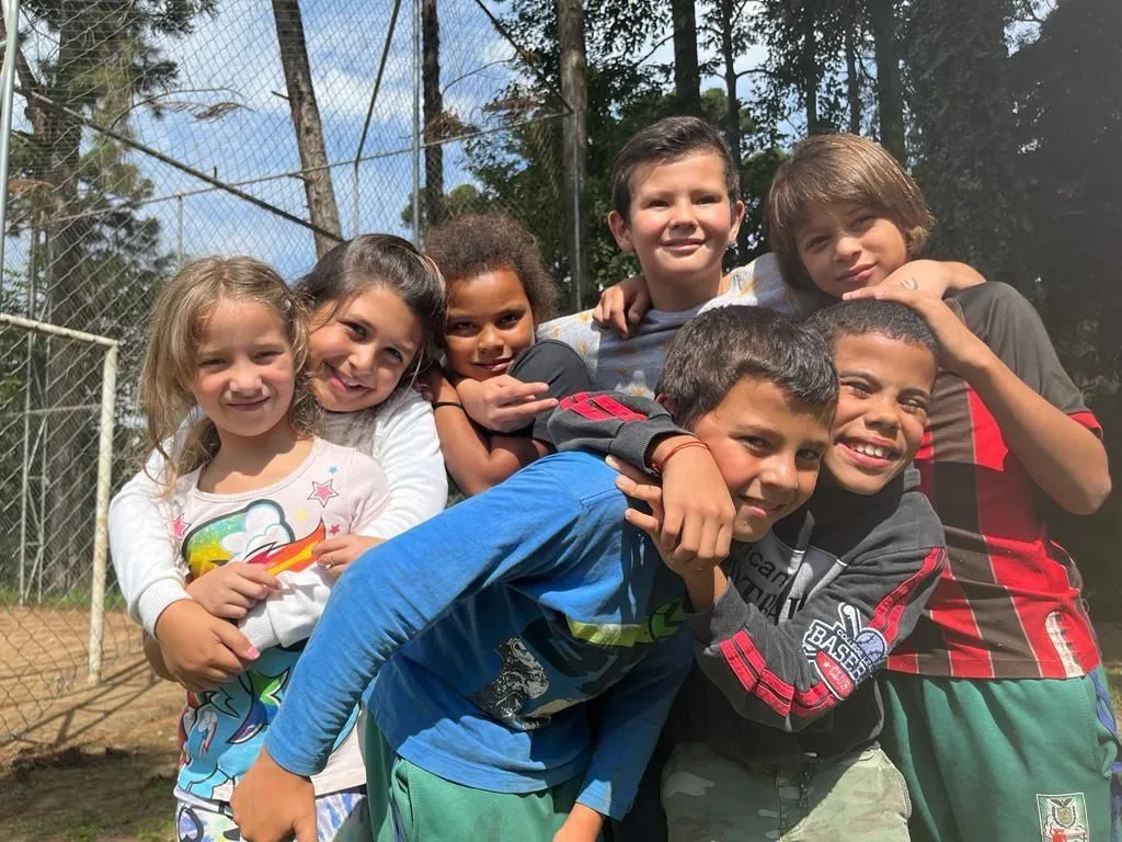 Marca do Projeto Dorcas em parede azul