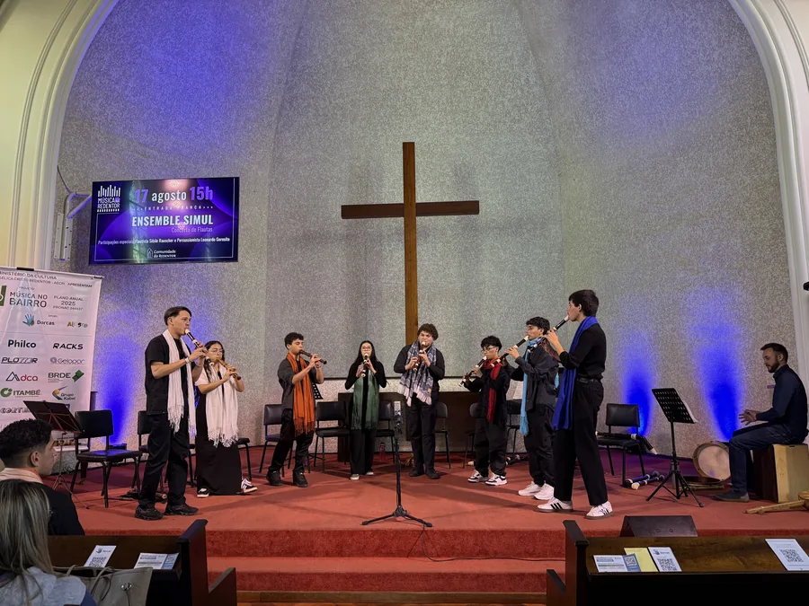 Ensemble Simul se apresentando na igreja