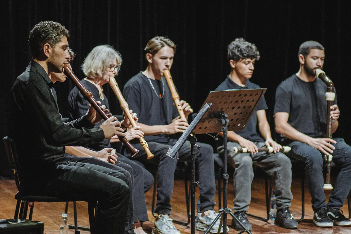 Integrantes do Ensemble Simul tocando flauta doce em concerto